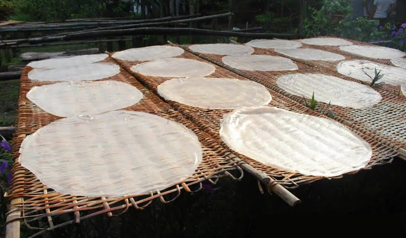 Bánh tráng phơi sương là đặc sản nổi tiếng đã có lâu đời ở Tây Ninh